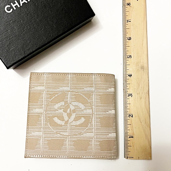✨GUC • CHANEL Beige New
Line Travel Bifold Wallet ✨AUTHENTIC - Picture 10 of 12